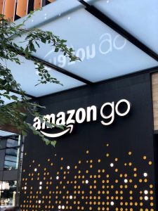 Read more about the article Amazon Go Innoviert: Bargeldloses Einkaufen trifft auf traditionelle Zahlungsmethoden