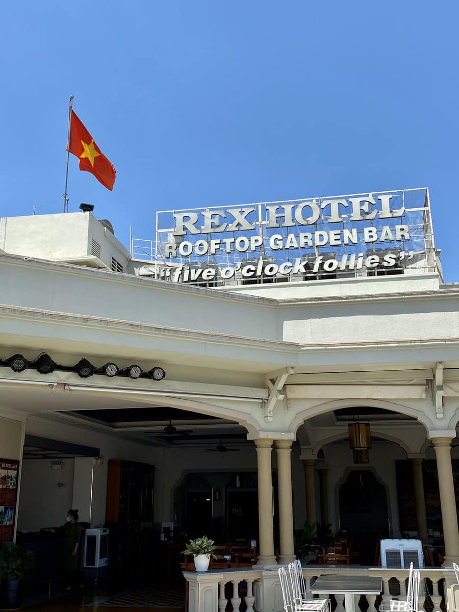 You are currently viewing Five O’Clock Follies auf dem Dach vom Rex Hotel Saigon in Vietnam