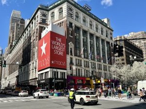 Read more about the article Macy’s Werbetafel-Konflikt mit Amazon um Werbeflächen nach Vertragsende