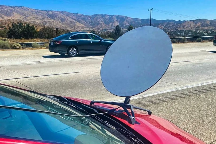 Read more about the article Starlink-Satellitenschüssel führt zu Strafzettel: Musk’s Vision in der Praxis